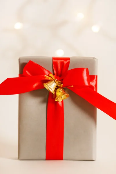 Presentes de Natal com arco vermelho — Fotografia de Stock