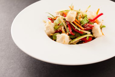 plaka üzerinde tofu salatası