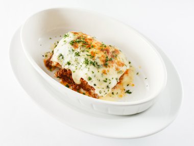 Plaka üzerinde İtalyan lazanya