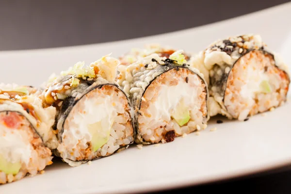 Ízletes sushi a tányéron — Stock Fotó