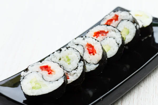 Savoureux sushi sur assiette — Photo