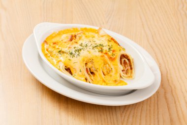 Plaka üzerinde kavrulmuş krep