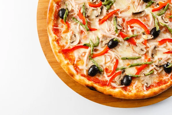 Pizza con formaggio e verdure — Foto Stock