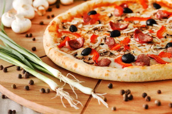 Pizza auf dem Tisch — Stockfoto