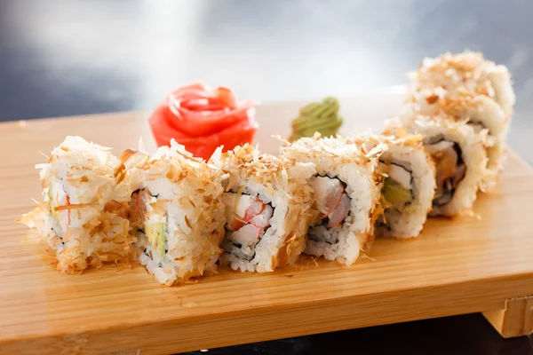 Sushi en el tablero de madera — Foto de Stock