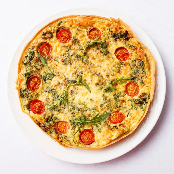 Französische Quiche auf Teller — Stockfoto