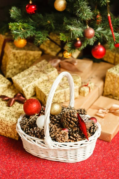 Julgran och presenter — Stockfoto