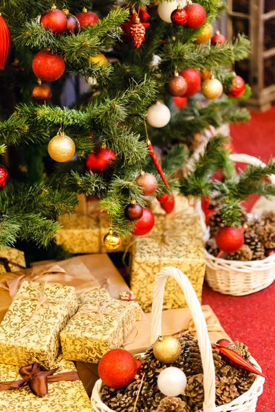 Karácsonyfa és ajándékok — Stock Fotó