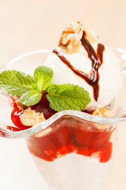 Meyve soslu dondurma