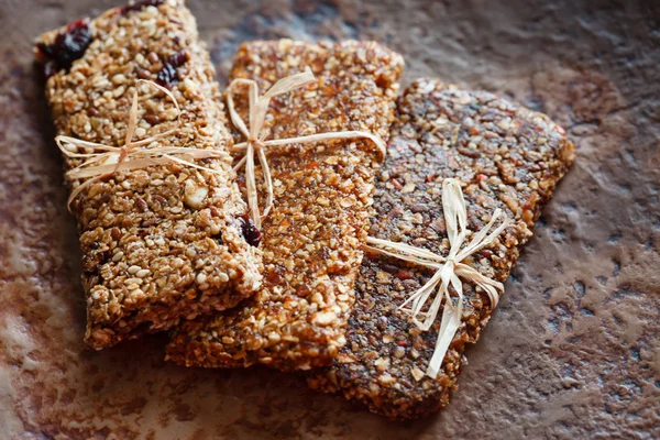 Barów Granola na drewnianym stole — Zdjęcie stockowe