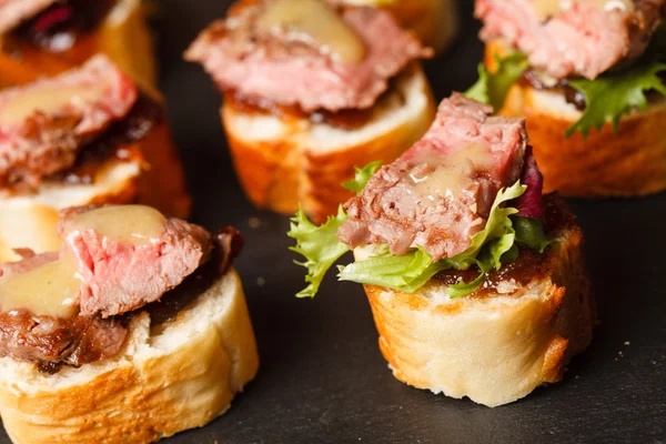 Canapes with beef meat — Stock Photo, Image