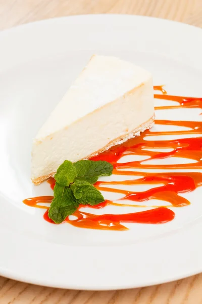 Cheesecake with strawberry jam — Stock Photo, Image