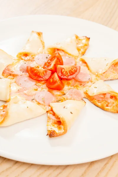 Pizza per bambini a forma di sole — Foto Stock