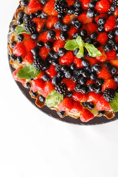 Tarta de frutas con bayas —  Fotos de Stock