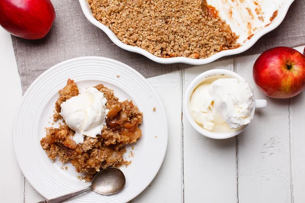 Apple crumble with ice cream — Stock Photo, Image