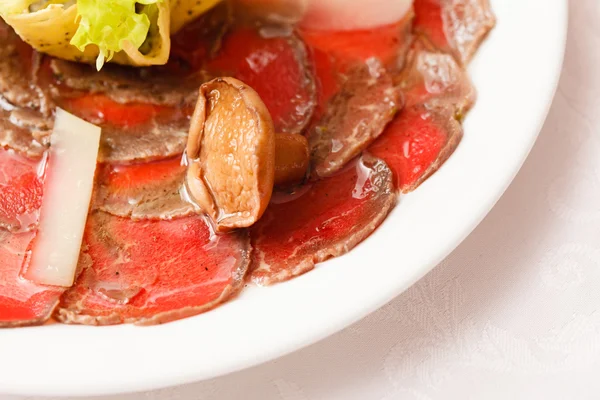 Мясо Карпаччо на тарелке — стоковое фото