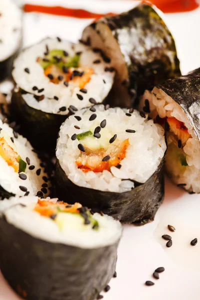 Sushi-Brötchen mit Lachs — Stockfoto