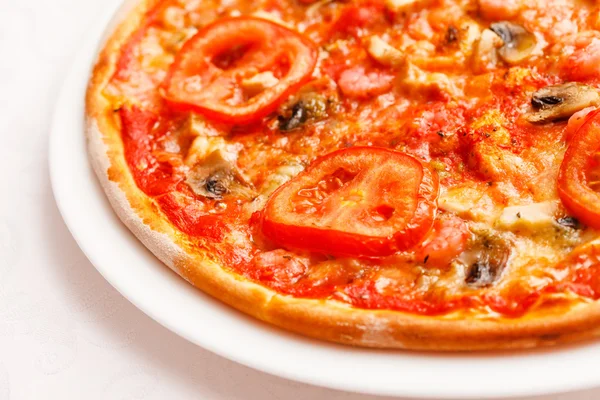 Smakelijke pizza close-up — Stockfoto