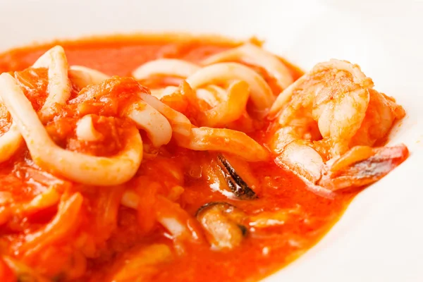 ซุปอาหารทะเลในจาน — ภาพถ่ายสต็อก
