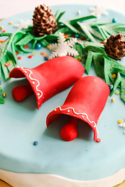 赤ベルのついたクリスマス ケーキ — ストック写真