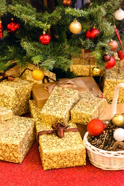 Albero di Natale con decorazioni — Foto Stock