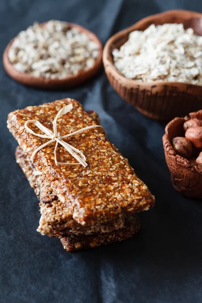 Barów Granola na drewnianym stole — Zdjęcie stockowe