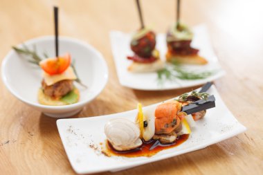 Tabakta lezzetli kanepeler