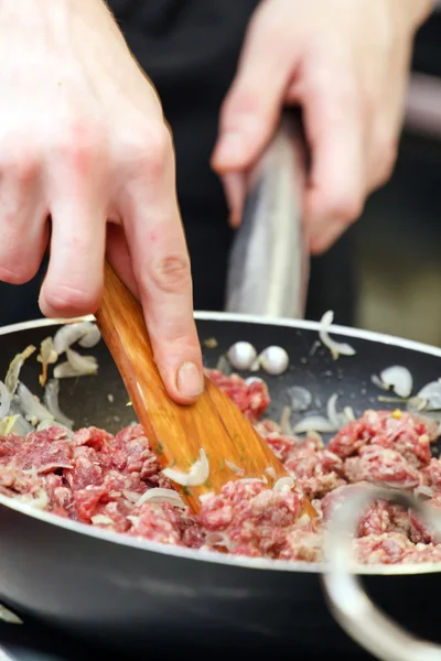 Cocinero cocina en el trabajo — Foto de Stock