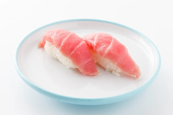 Nigiri på plattan isolerad — Stockfoto