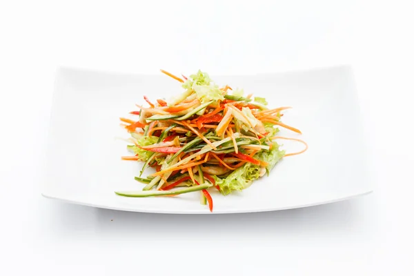 Salada asiática em prato branco — Fotografia de Stock