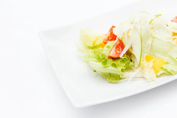 Salada fresca em prato branco — Fotografia de Stock