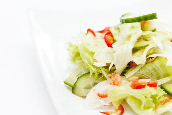 Verse salade op wit — Stockfoto