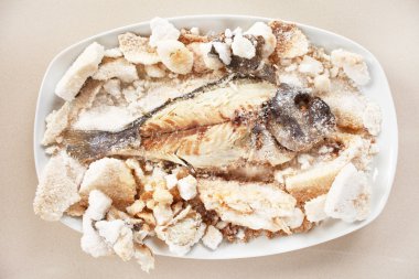 plaka üzerinde tuz balık