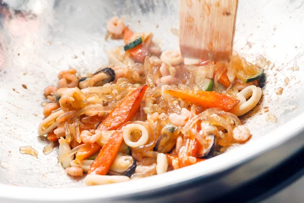 Macarrão de frutos do mar no prato — Fotografia de Stock