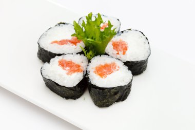 lezzetli suşi plaka üzerinde