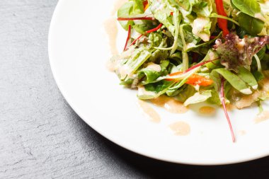 Et salatası plaka üzerinde