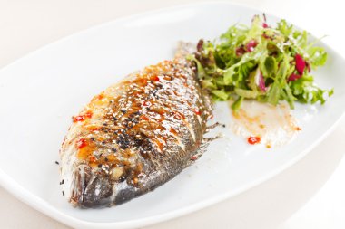 kızarmış balık taze otlar ile