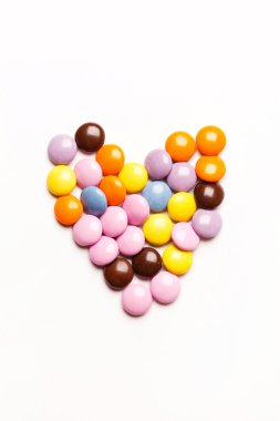 Çok renkli şekerler yapılan kalp
