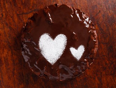 Kalpleri ile çikolatalı kek