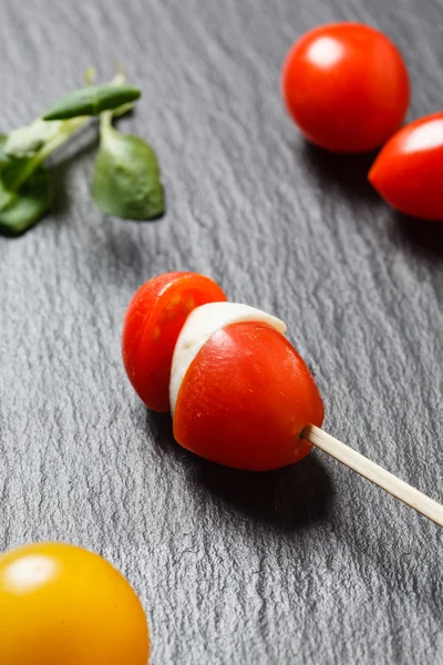 Tomate cereza con mozzarella —  Fotos de Stock