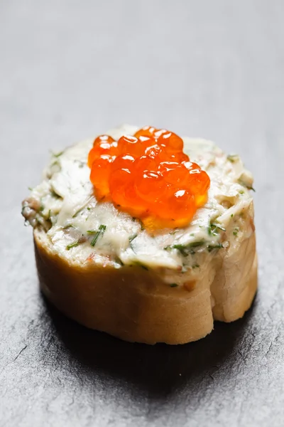 Canapé com caviar — Fotografia de Stock