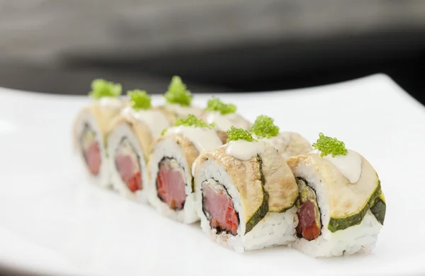 Lekkere sushi op plaat — Stockfoto