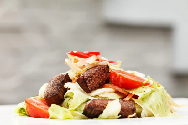 Salad dengan penutupan daging sapi — Stok Foto