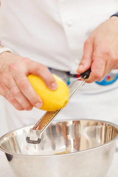 Chef haciendo cáscara —  Fotos de Stock