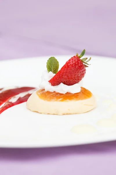 Gâteau au dessert aux fraises — Photo