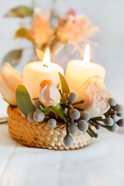 꽃과 촛불 장식 — 스톡 사진