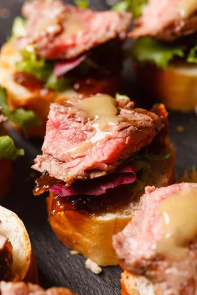 Canape mit Rindfleisch — Stockfoto