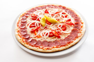 Et ve sebzeli pizza.