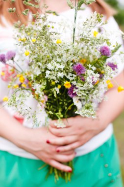 kadın holding çiçekler