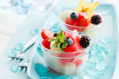 Meyve salatası fincan